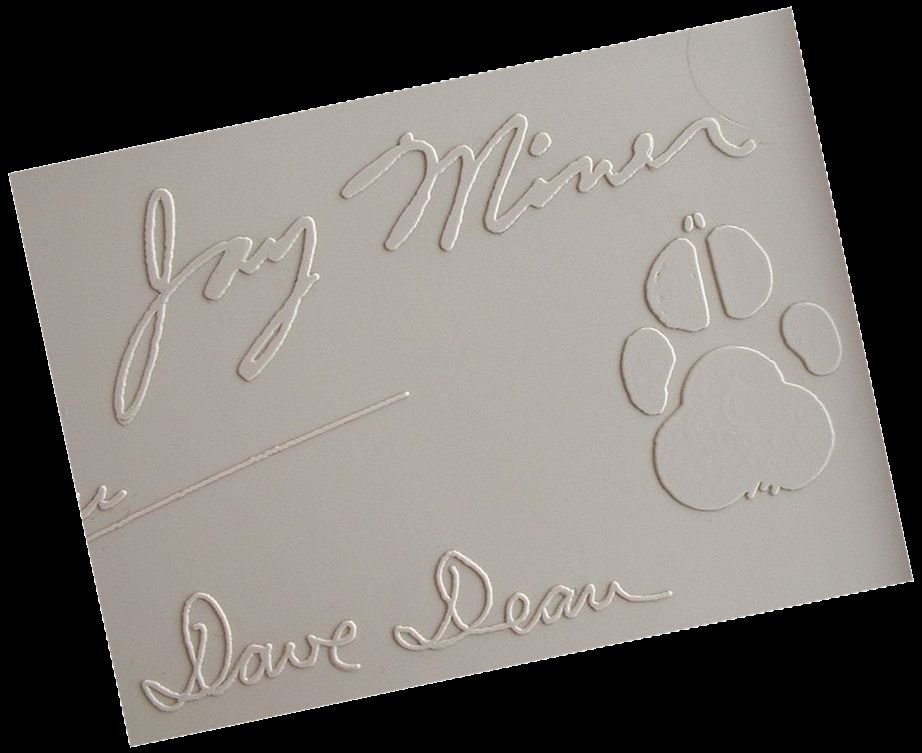 Подпись Джея майнера и отпечаток лапы его собаки Митчи на корпусе компьютера Amiga 1000